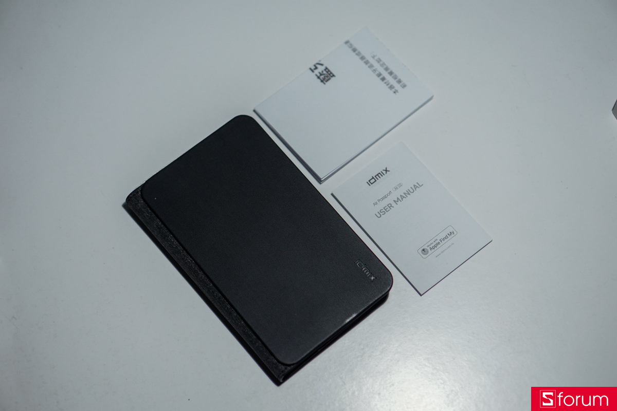 Phụ kiện bên trong của IDMIX Air Passport cũng không có gì quá đặc biệt ngoài sách hướng dẫn sử dụng cũng như sản phẩm chính.