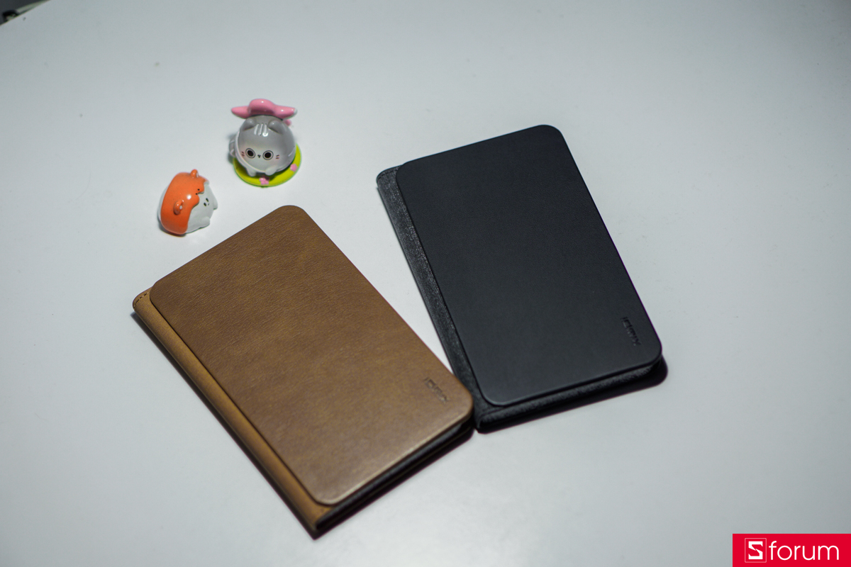 Với hai tùy chọn màu sắc cơ bản là Đen và Nâu, IDMIX Air Passport tôn lên vẻ thanh lịch và sang trọng trong phong cách thiết kế của sản phẩm