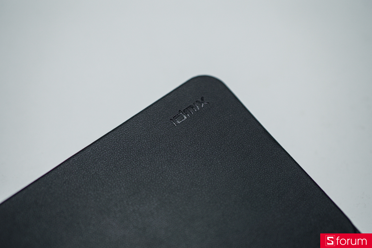 IDMIX Air Passport được hoàn thiện bởi chất liệu da PU cao cấp cho lớp vỏ ngoài, mang lại bề mặt láng mịn, có khả năng chống trầy xước và hạn chế bám bẩn hiệu quả