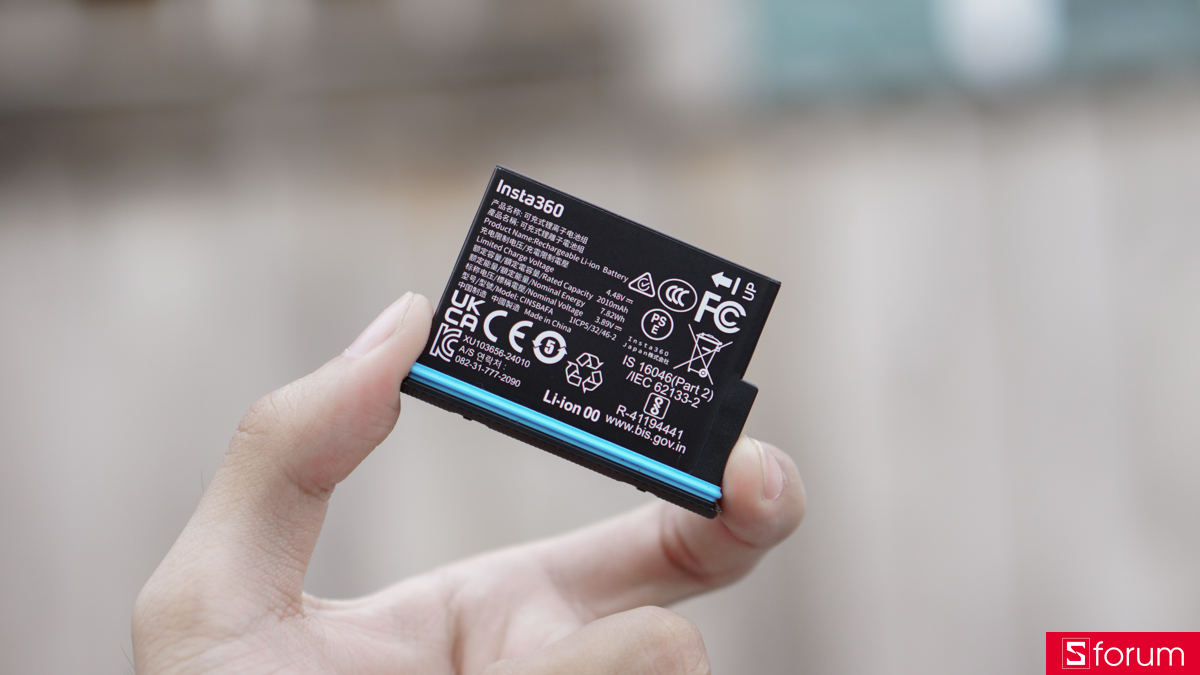 Insta360 X4 Air sử dụng viên pin có dung lượng 2010mAh với một thiết kế tương đối gọn và dễ tháo lắp