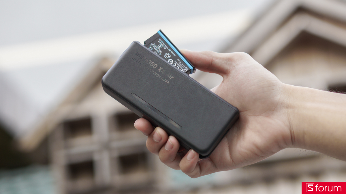 Hộp sạc pin mở rộng cho Insta360 X4 Air cũng sẽ cần thiết để có thể dễ dàng sạc 2 viên pin cùng lúc