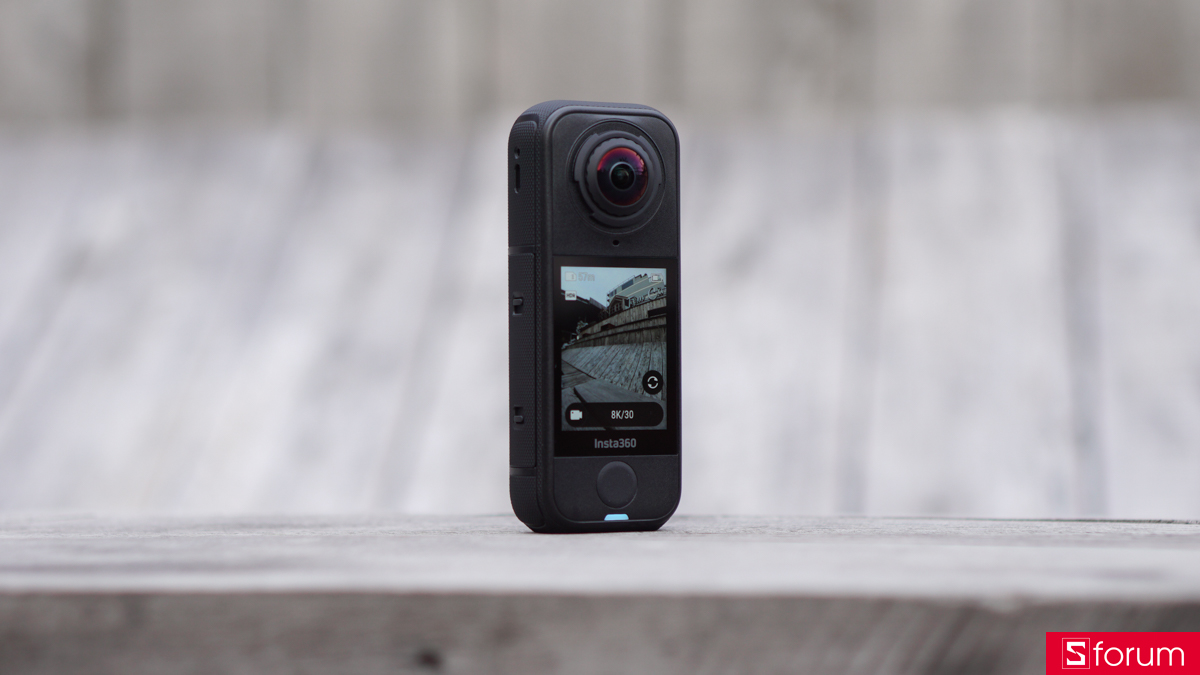 Mặt sau được trang bị một màn hình cảm ứng cùng nút quay chụp nhanh và lens sau, cho thao tác trên Insta360 X4 Air cực kì nhanh gọn và tiện lợi.