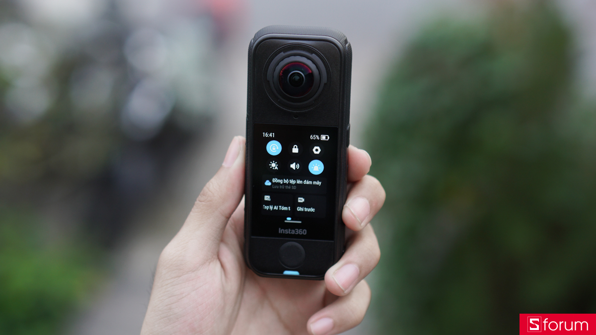 Insta360 X4 Air được trang bị viên pin dung lượng 2.010mAh, cho phép quay liên tục khoảng 88 phút ở độ phân giải 8K30fps