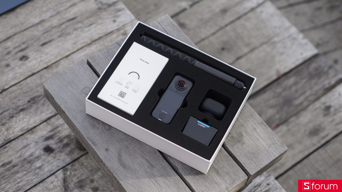 Insta360 X4 Air được bán với phiên bản Essentials Bundle, đi kèm nhiều phụ kiện cần thiết