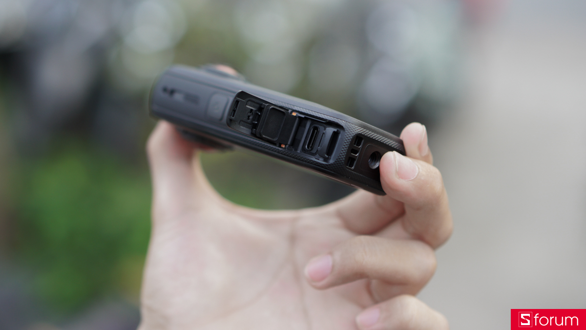 Cạnh trái của Insta360 X4 Air