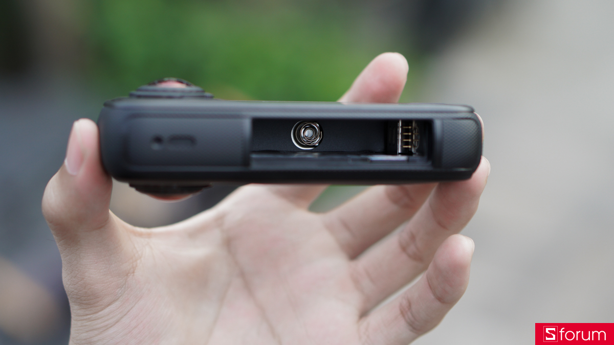 Cạnh phải của Insta360 X4 Air