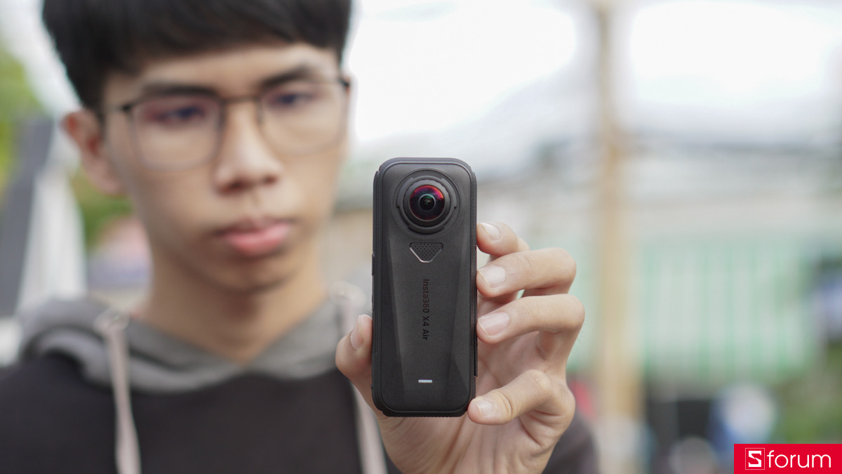 Trên tay Insta360 X4 Air, cảm giác sản phẩm này cho mình cực kì nhỏ nhẹ với trọng lượng chỉ 165g