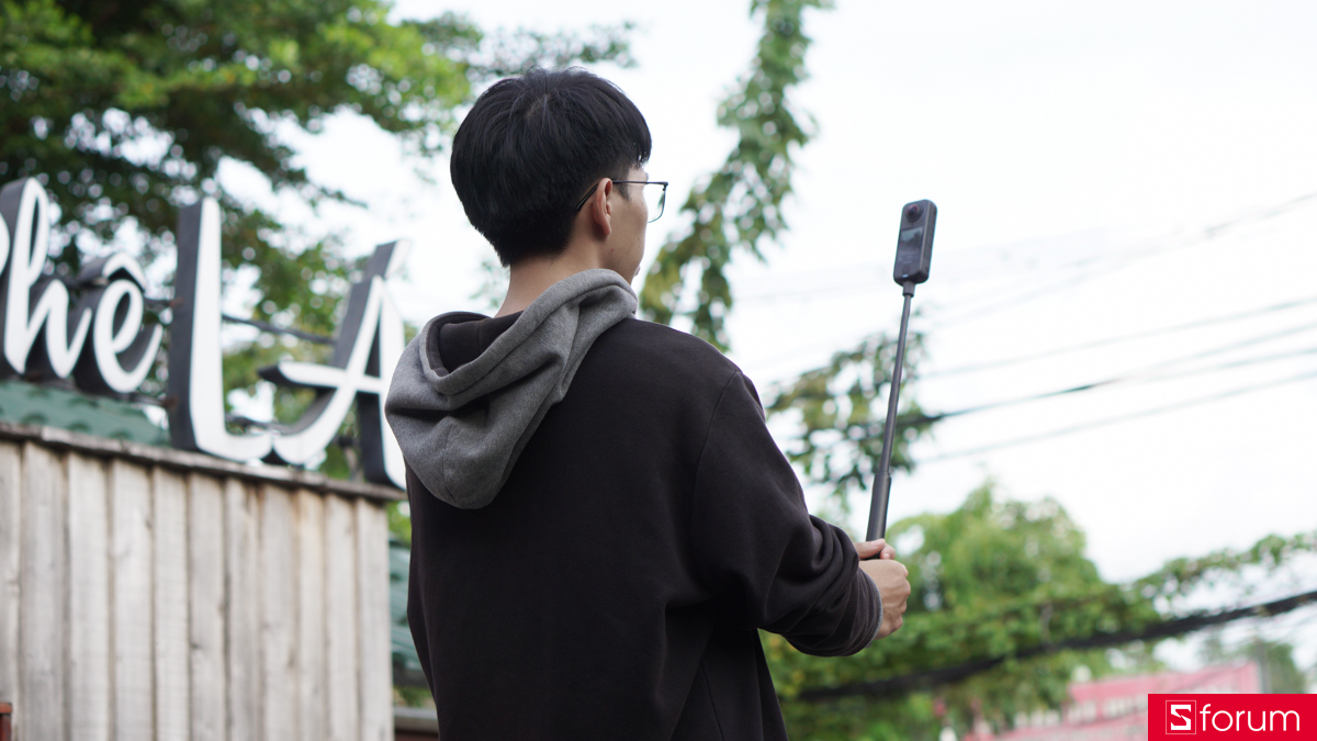 Trải nghiệm quay cùng gậy selfie trên Insta360 X4 Air