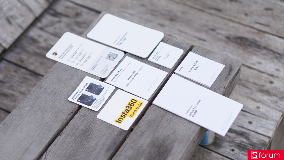Phiếu bảo hành cùng các giấy tờ HDSD và Sticker đi kèm khi mua Insta360 X4 Air