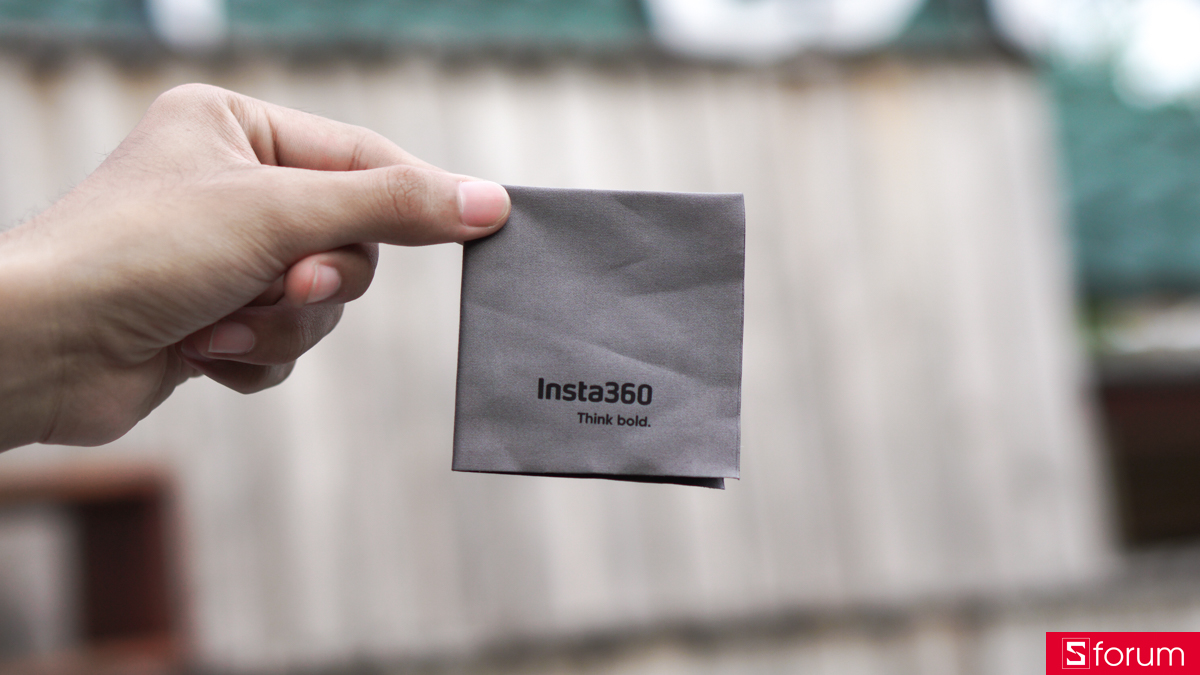 Khăn micro fiber cực kì chất lượng đi kèm với Insta360 X4 Air