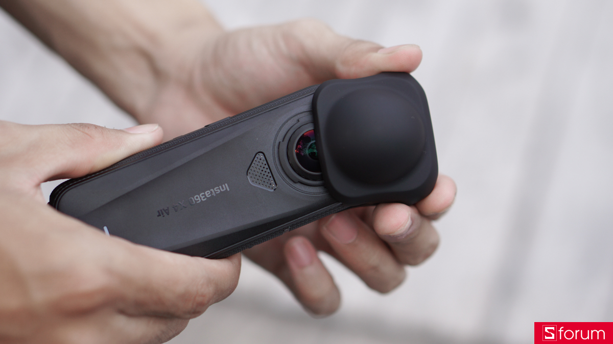 Cap lens trên Insta360 X4 Air bảo vệ cho cặp ống kính dễ trầy xước này