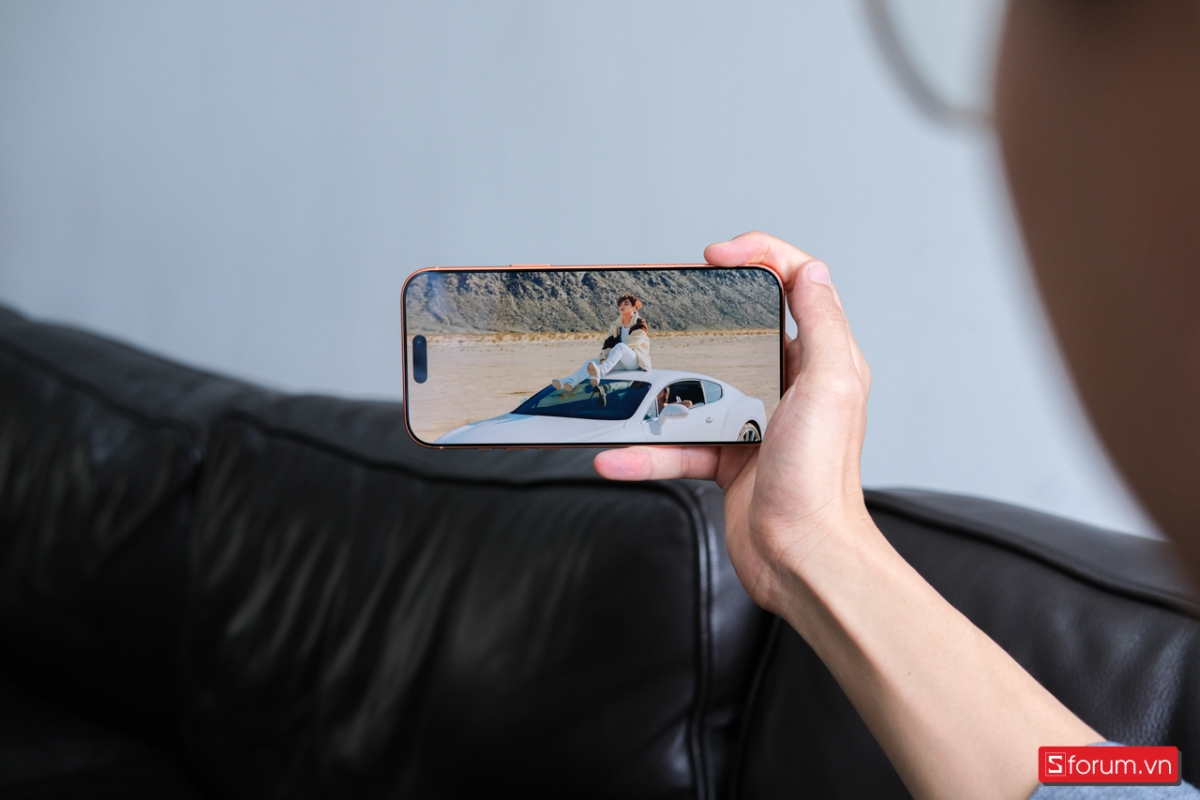 Viền màn hình trên iPhone 17 Pro Max khá mỏng và vẫn sử dụng Dynamic Island