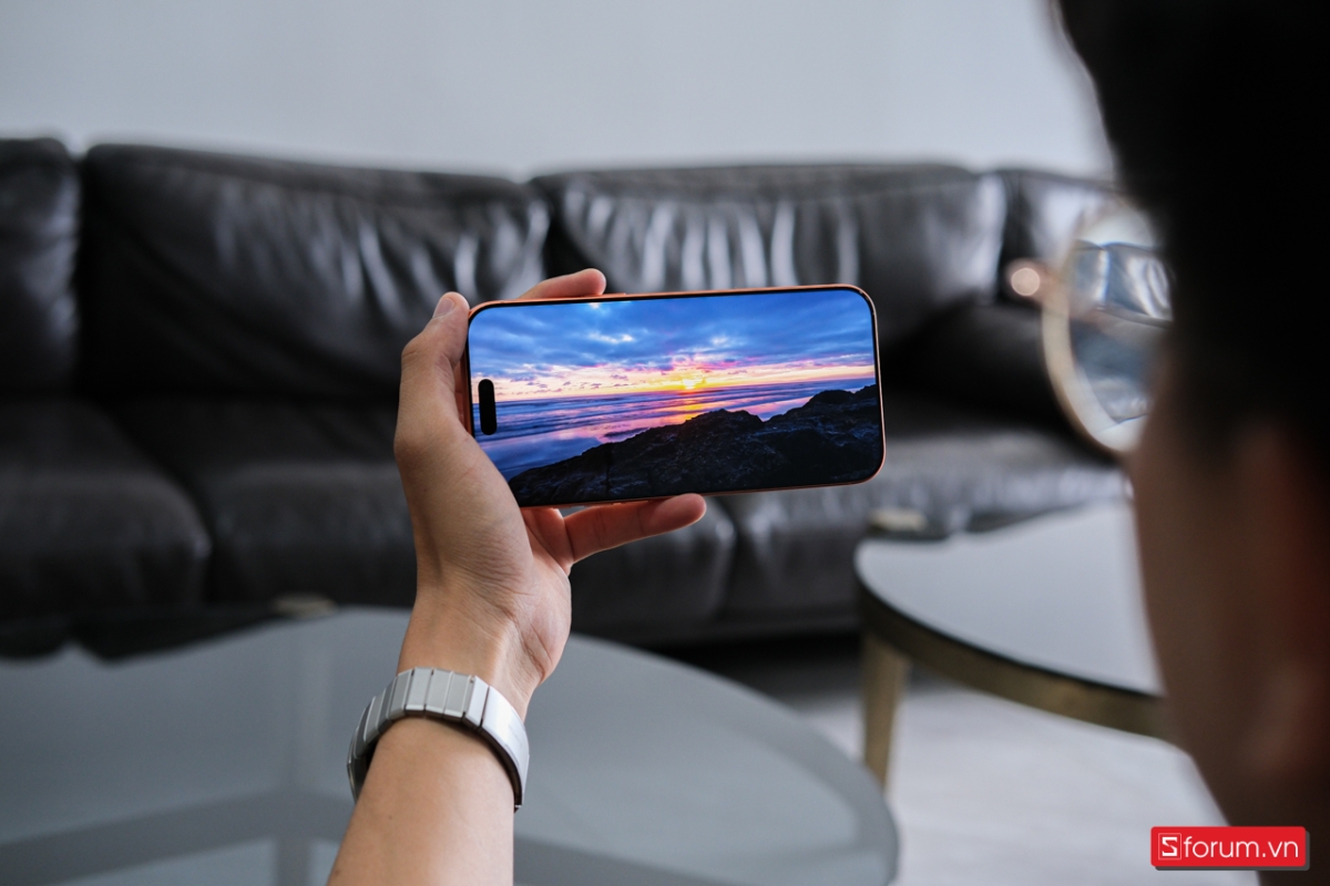 Trên tay iPhone 17 Pro Max để xem phim trên Netlix cho chất lượng hình ảnh cực kì bắt mắt