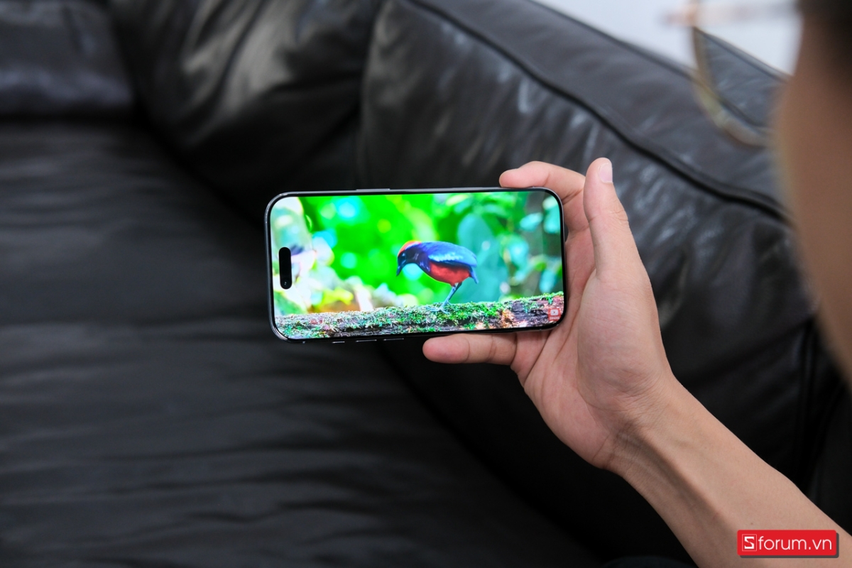 Trên tay iPhone Air - Điện thoại sở hữu viền màn hình mỏng và đều nhau