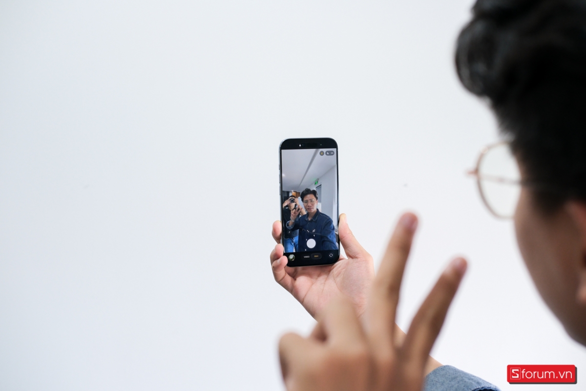 iPhone Air với camera selfie cũng được trang bị nhiều công nghệ tiên tiến