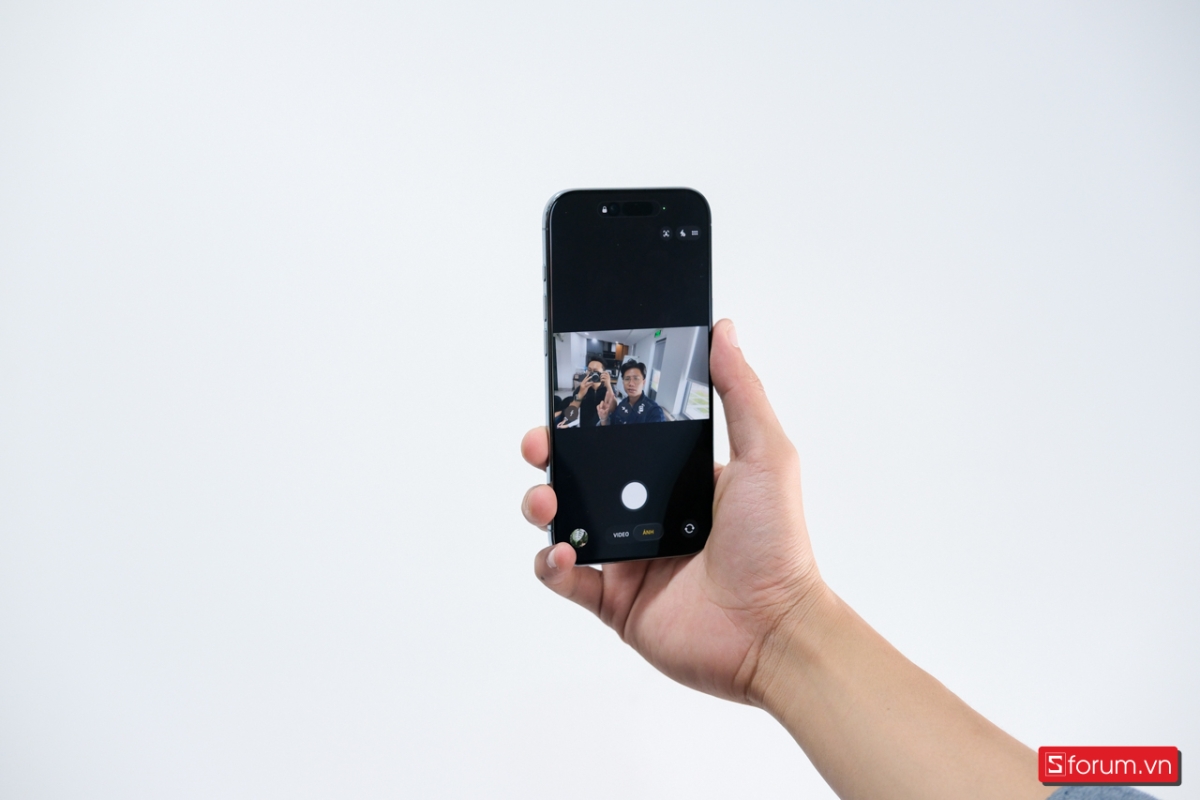 Camera Center Stage trên iPhone Air mang đến trải nghiệm chụp ảnh rộng hơn