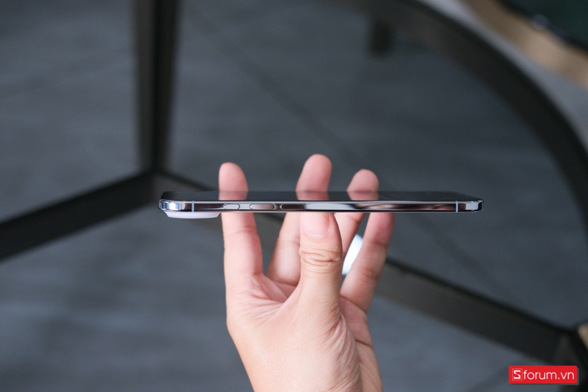 Cạnh phải của iPhone Air