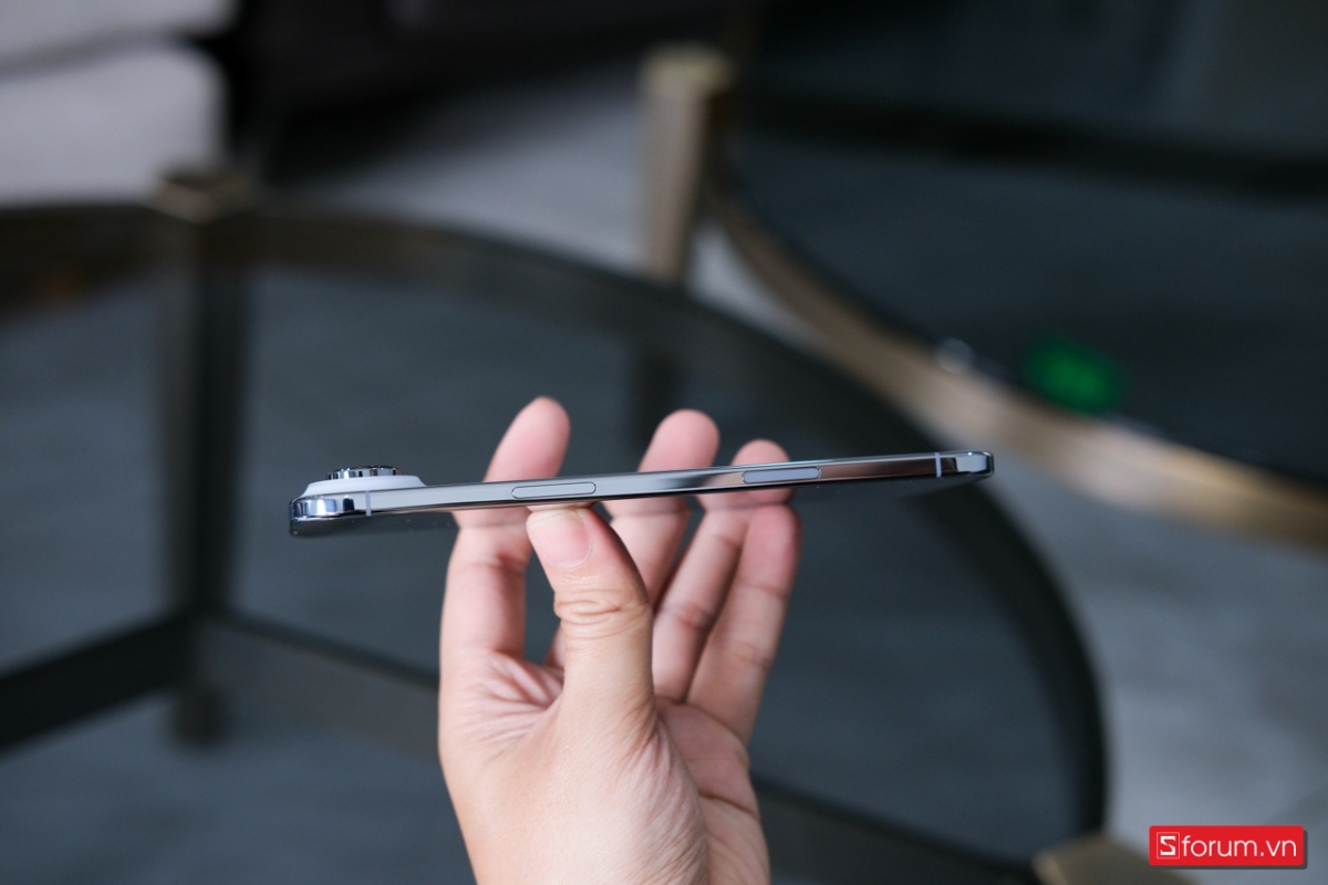 Cạnh trái của iPhone Air