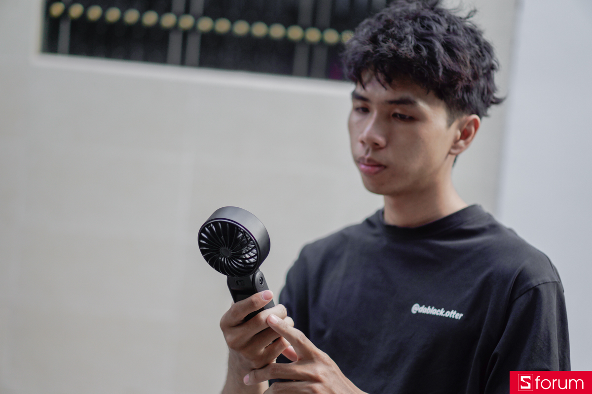 Trọng lượng của Jisulife Life 7 cực kì nhẹ, chỉ khoảng 235g, cùng với cơ chế gập mở linh hoạt, cho người dùng thoải mái bỏ vào túi xách, balo