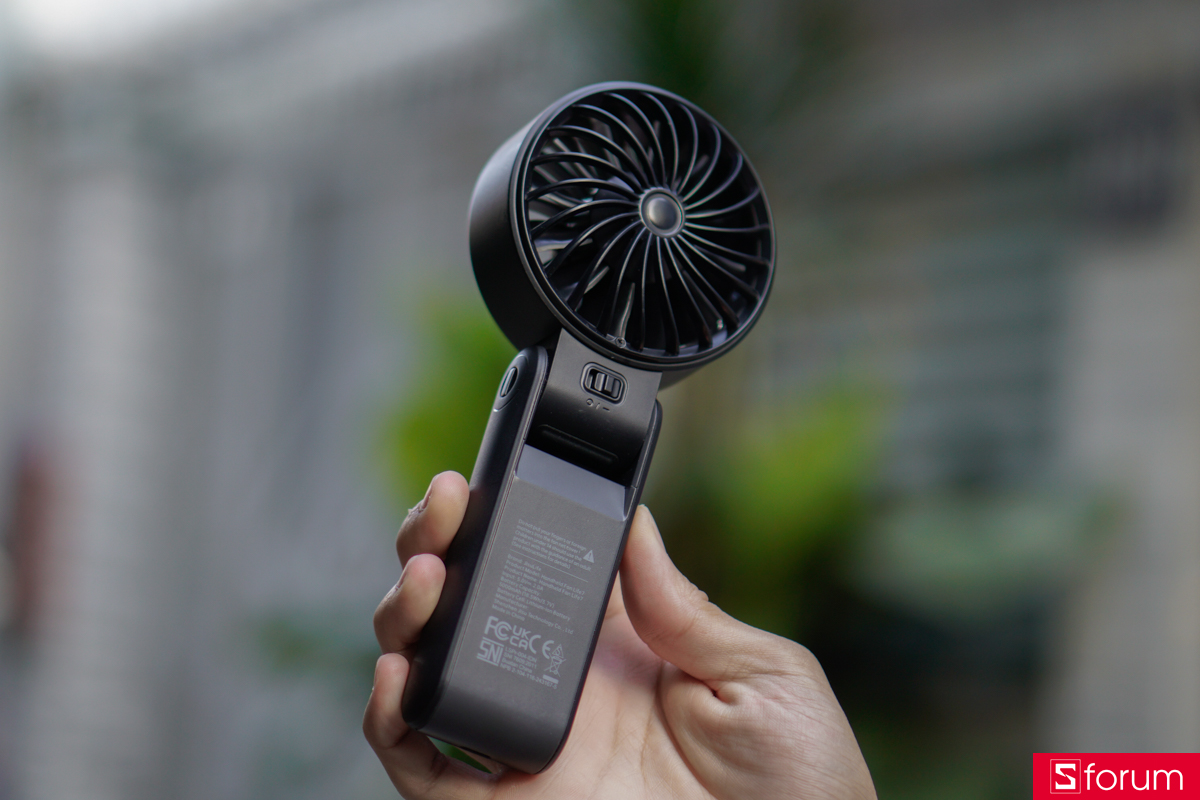 Làm bằng chất liệu nhựa nhám, Jisulife Life 7 cho cảm giác cầm nắm chắc chắn hơn