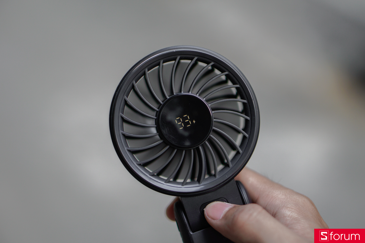 Việc trang bị màn hình LED trên Jisulife Life 7 là một điểm cộng cực kì lớn so với các sản phẩm quạt mini giá rẻ khác trên thị trường