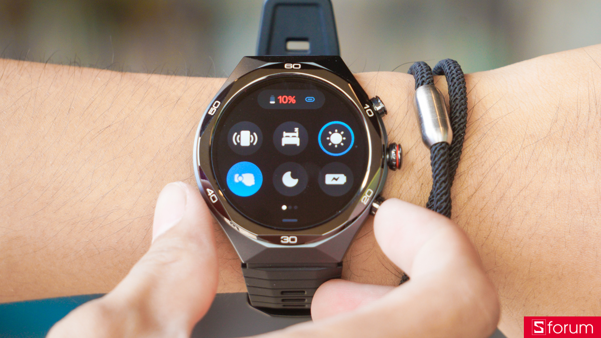 Kieslect Elite 2 hỗ trợ tần số quét 60Hz và độ sáng tối đa lên đến 1000 nits, cho độ sắc nét cao, màu sắc rực rỡ, độ tương phản tốt và hiển thị rõ ràng cả trong nhà lẫn ngoài trời