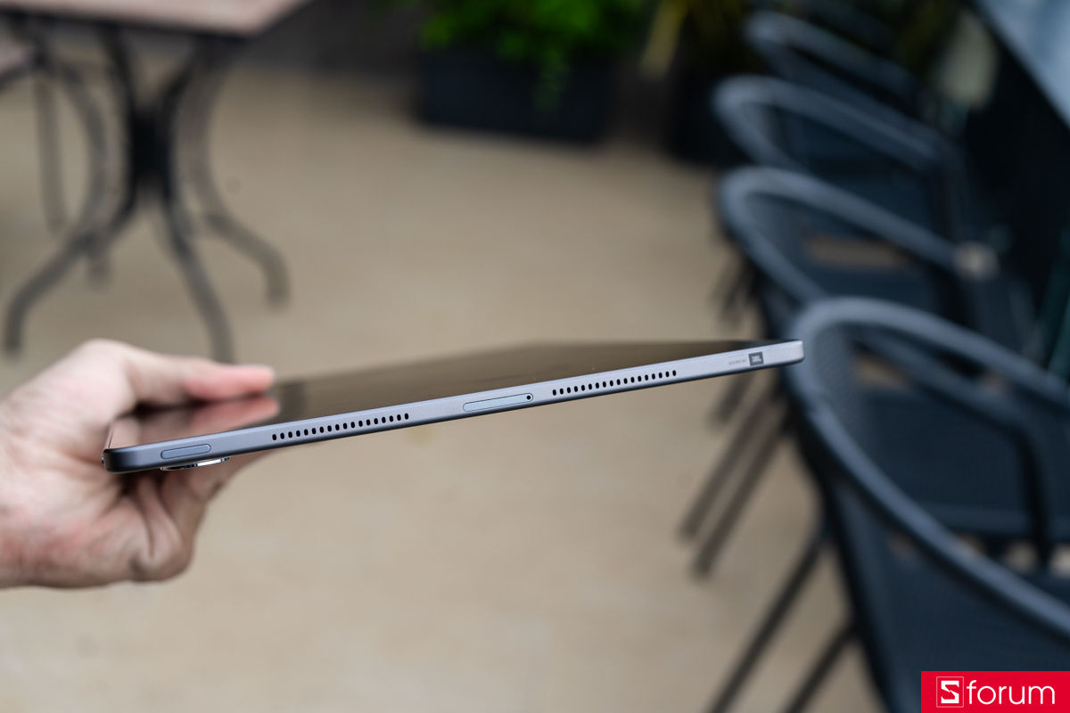 Cạnh trên của Lenovo Idea Tab Pro Gen 2