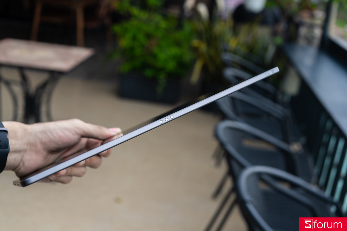 Cạnh trái của Lenovo Idea Tab Pro Gen 2