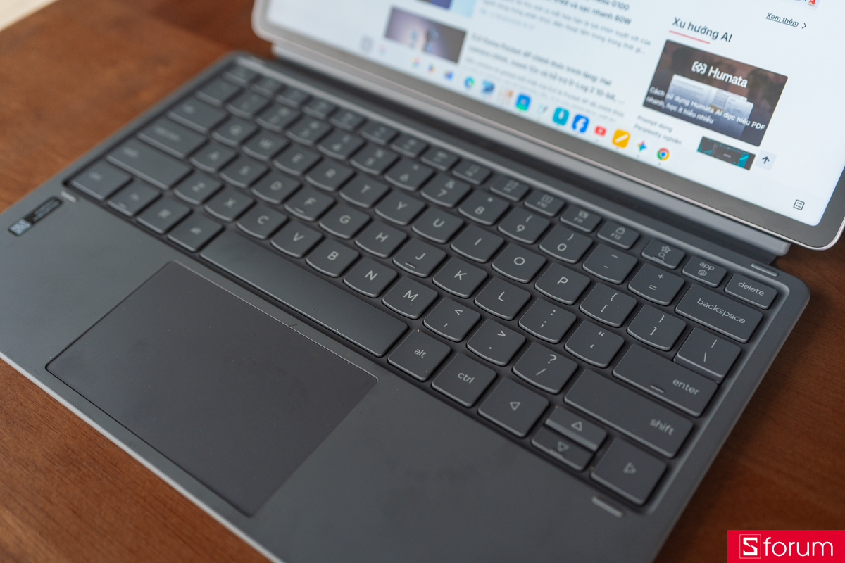 Phụ kiện của Lenovo Idea Tab Pro Gen 2 bao gồm bộ ốp lưng nam châm cùng bộ bàn phím đi kèm trackpad
