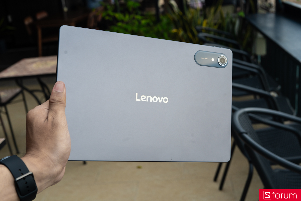Lenovo Idea Tab Pro Gen 2 được hoàn thiện hơi nhám mờ, cho cảm giác sờ vào siêu thích