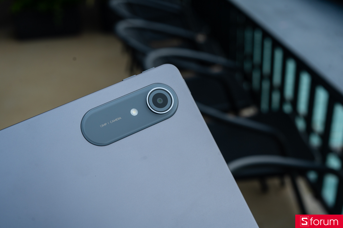 Cụm camera đơn của Lenovo Idea Tab Pro Gen 2 được đặt ở góc phải của mặt lưng, bên trong một khung kính tạo hiệu ứng 3D thú vị 