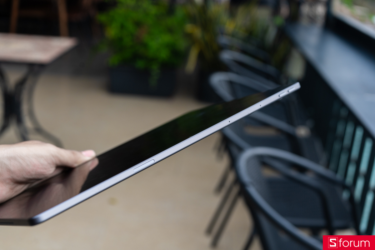 Cạnh phải của Lenovo Idea Tab Pro Gen 2