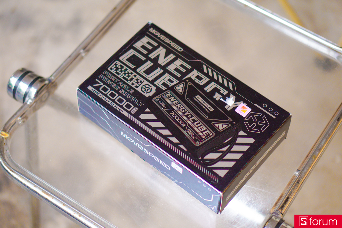 MoveSpeed Z70 Pro Max được đóng gói với tông màu đen họa tiết bạc kim loại, mang cảm giác cực kì cơ học, cùng với tên sản phẩm ở ngay mặt trước