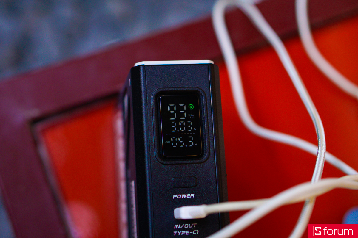 Màn hình của MoveSpeed Z70 Pro hiển thị công suất và dung lượng sạc