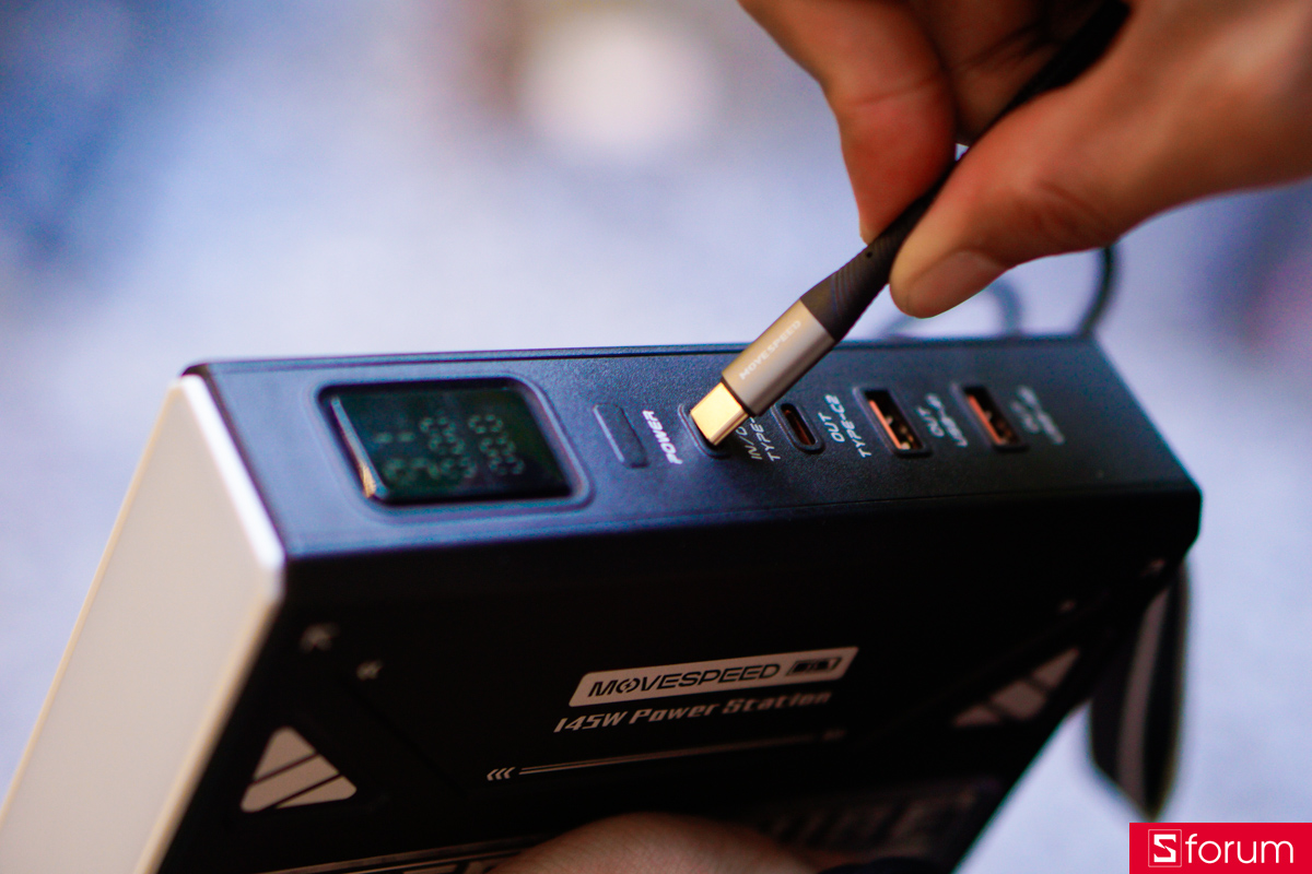 Trên tay MoveSpeed Z70 Pro Max để thử khả năng sạc đầu vào thì hãng cũng căn chỉnh để đảm bảo độ bền và an toàn cho pin và người dùng khi cho phép công suất đầu vào đạt 100W 