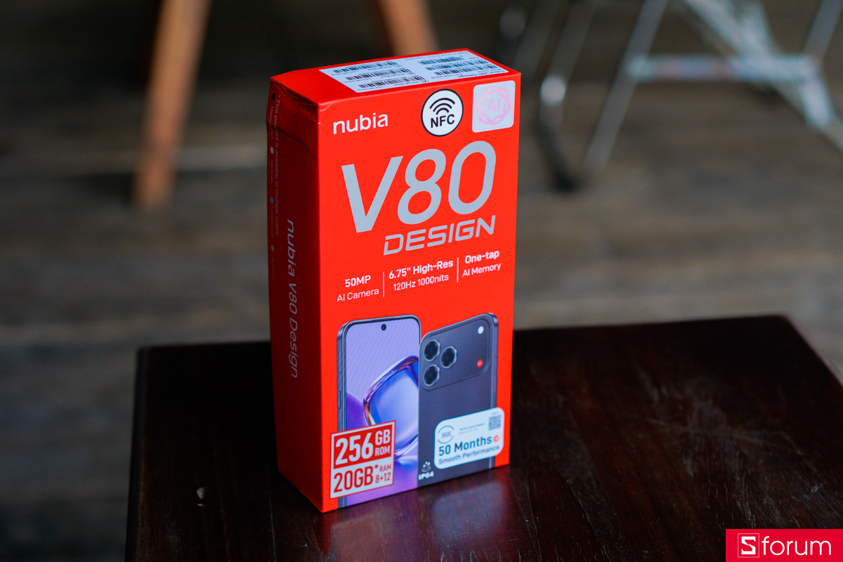 nubia V80 Design được đóng gói trong một thiết kế hộp cơ bản, tông màu đỏ chủ đạo