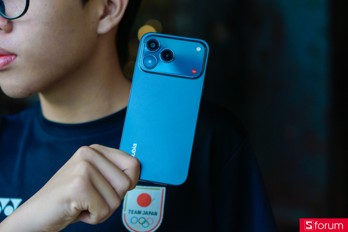 Khung viền và mặt lưng của nubia V80 Design được làm bằng nhựa, nhưng chất lượng hoàn thiện cực kì tốt