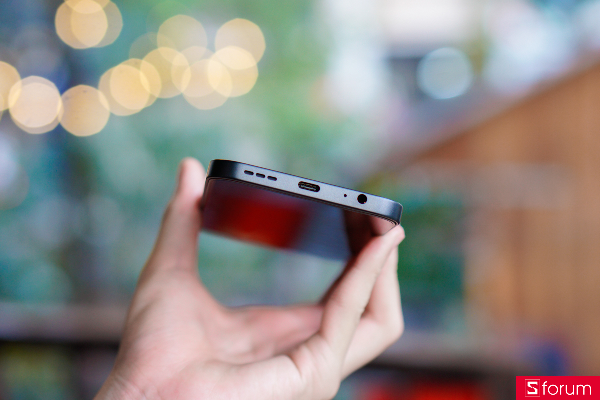 Cạnh dưới của nubia V80 Design