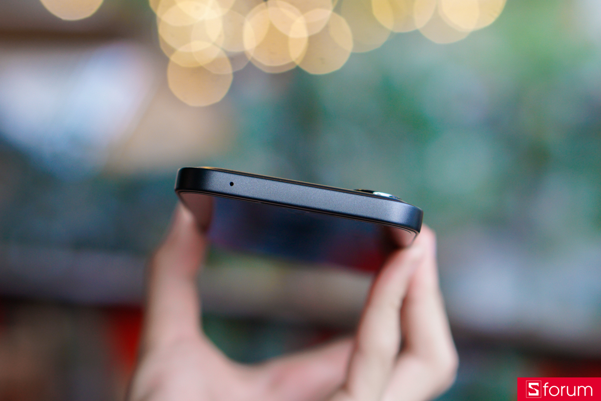 Cạnh trên của nubia V80 Design