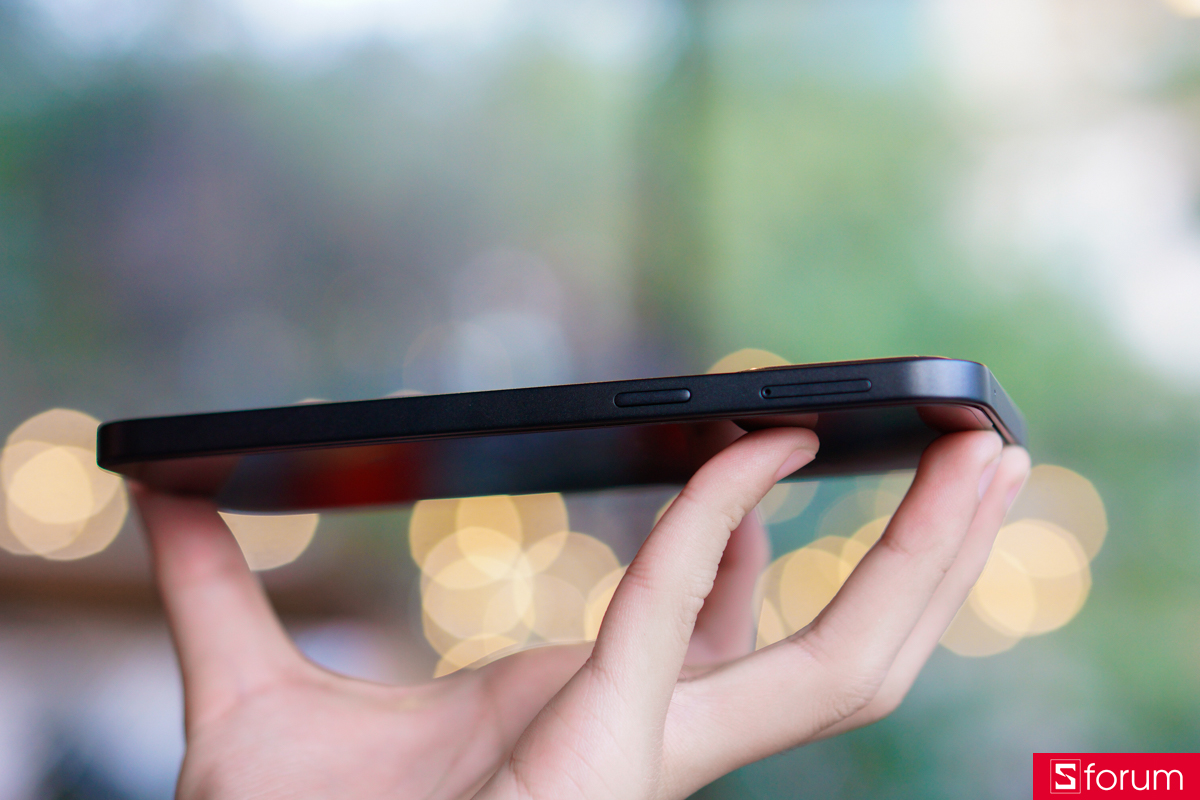 Cạnh trái của nubia V80 Design