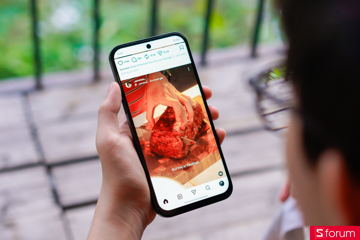 Độ sáng tối đa của nubia V80 Design lên đến 1000 nits, giúp nội dung hiển thị rõ ràng dưới điều kiện ánh sáng mạnh hay sử dụng ở ngoài trời