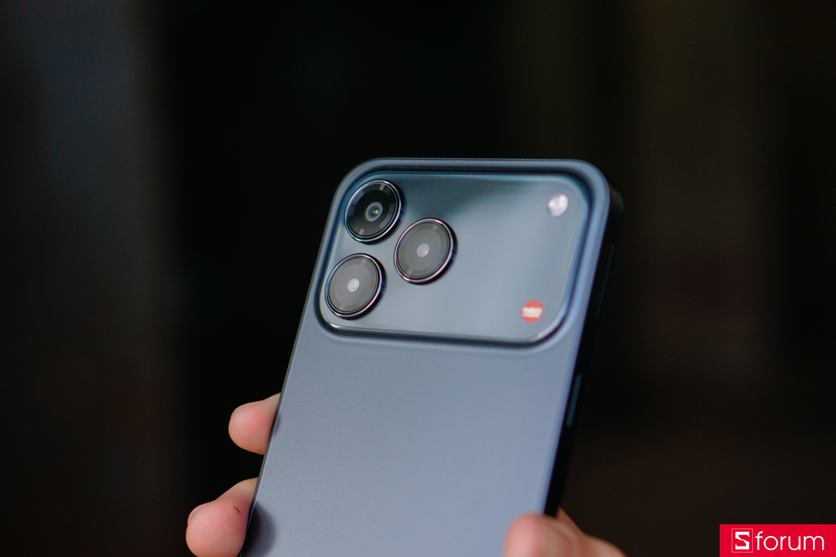 Mặt lưng của nubia V80 Design còn làm một phần chi tiết được nhô hẳn lên ở phần bao quanh khu vực camera