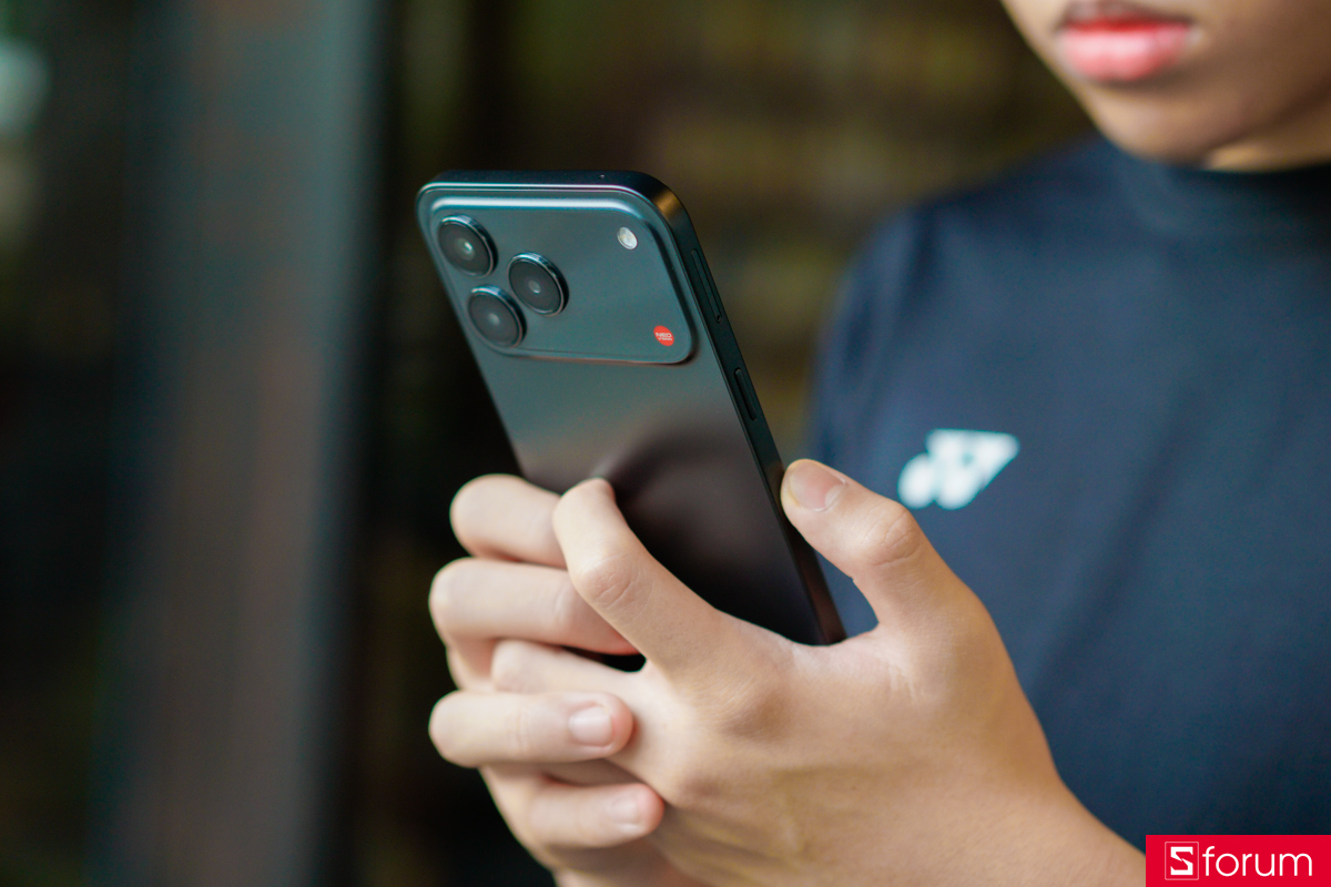 nubia V80 Design mang kiểu dáng khá hút mắt ngay từ lần đầu cầm lên tay