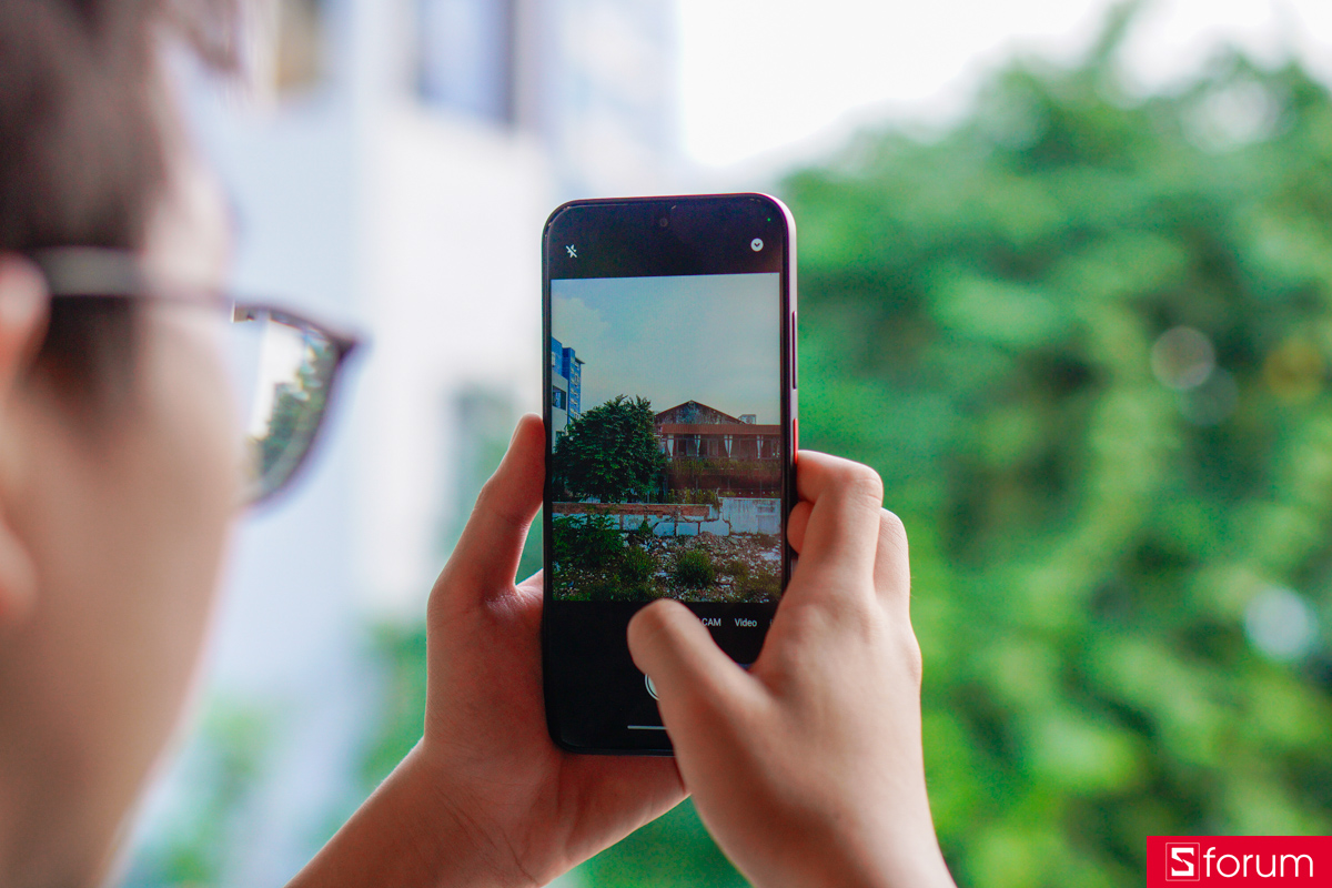 Hệ thống camera chính của nubia V80 Design cũng được trang bị các công nghệ cơ bản như lấy nét PDAF, chụp ảnh HDR, Panorama và hỗ trợ quay video FullHD 30fps