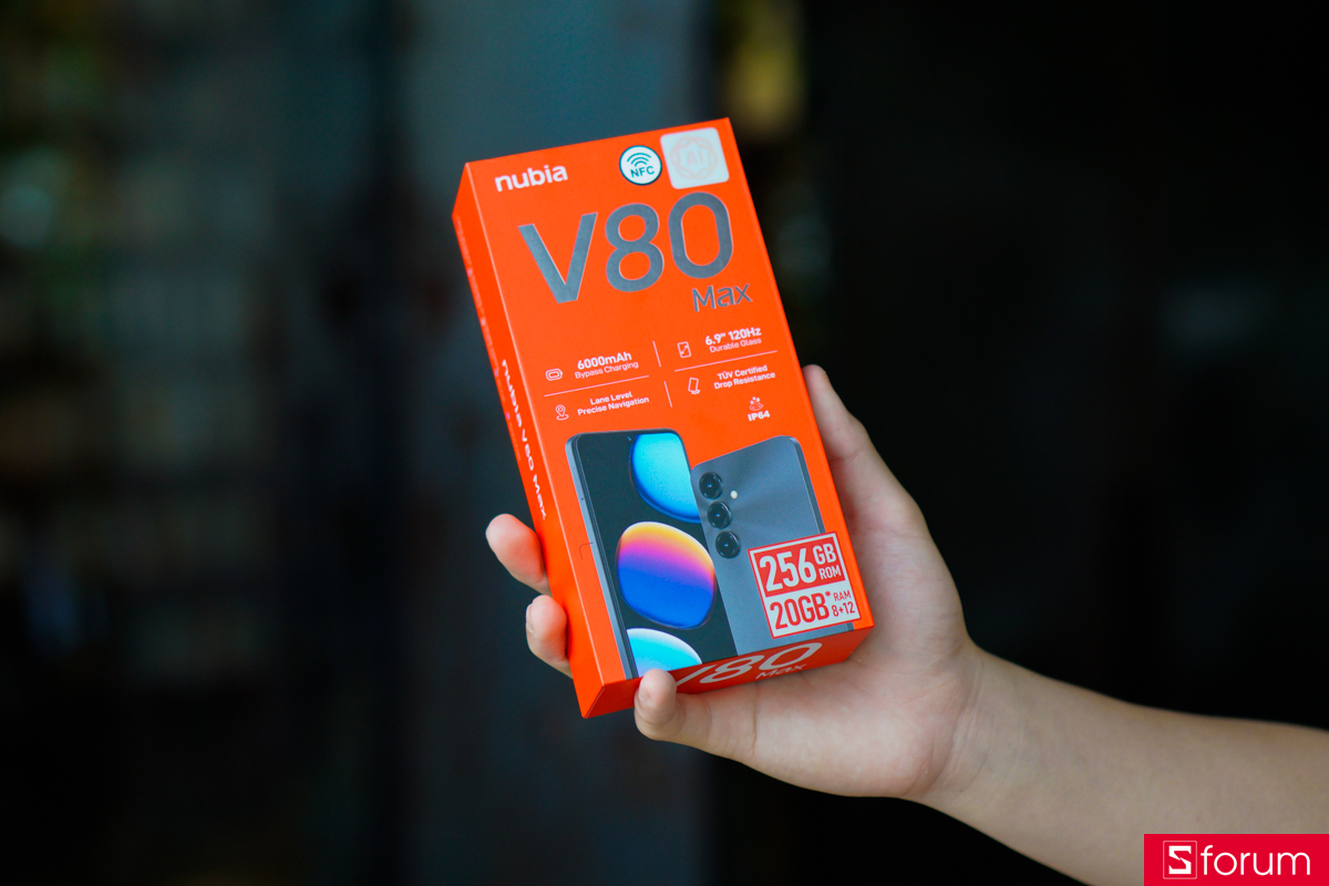 Với tông màu đỏ chủ đạo, phong cách đóng gói của nubia V80 Max không có quá nhiều sự khác biệt với các phiên bản trước