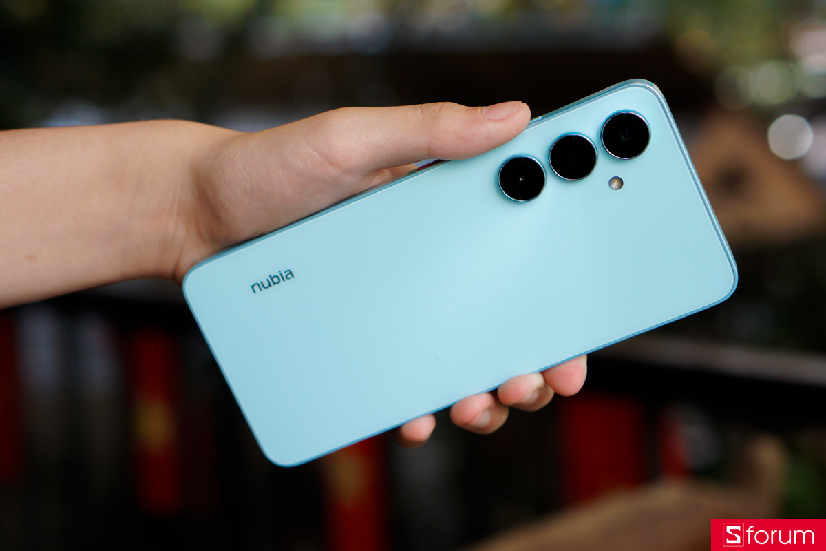 Mặt lưng và khung viền của nubia V80 Max được hoàn thiện bằng nhựa, mặt lưng nhám cho cảm giác cầm đã tay và không hề kém phần sang trọng