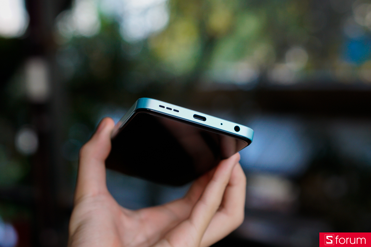 Cạnh dưới của nubia V80 Max