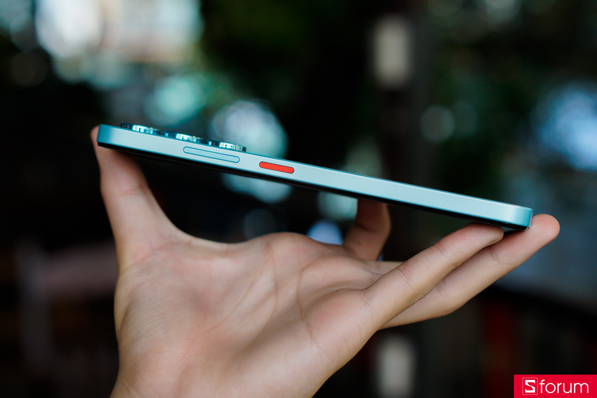 Cạnh phải của nubia V80 Max