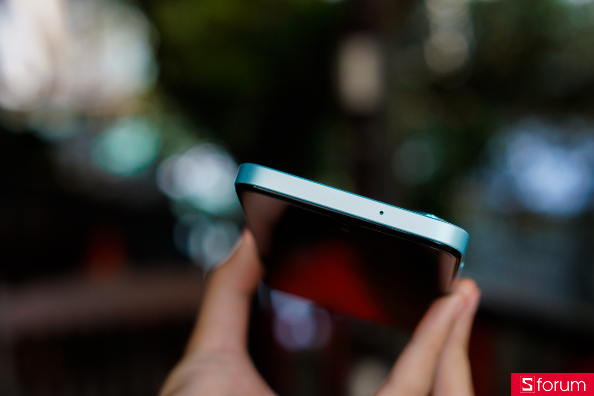 Cạnh trên của nubia V80 Max