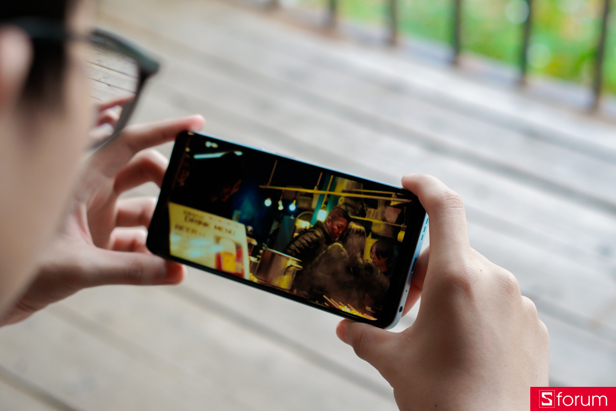 nubia V80 Max được trang bị màn hình 6.9 inch, độ phân giải HD+ (1640 x 720 pixels)